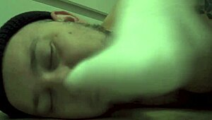 Mistress de rabo de cavalo duplo domina gordinho com papo sujo e strapon até gozo explosivo em femdom