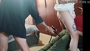 Stepdad dan Kawannya Bergilir Tunggang Pepek Basah Saya dalam Bilik Threesome MMF dengan Creampie Air Mani di Pantat. Mereka Buka Lebar Kaki Saya untuk Kongkek Kote Besar