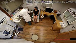 Karışık Güzellik Yesenia Sparkles Küçük 18+ Memeleriyle Tampa Üniversitesi'nde Doktor Tampa Tarafından Zorunlu Yeni Öğrenci Muayenesine Giriyor