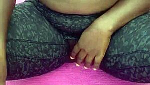 Mira mi coño chorreante destellando en esta sesión de gym matutina