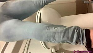 丰满妹子刺穿骚逼热尿喷射独玩