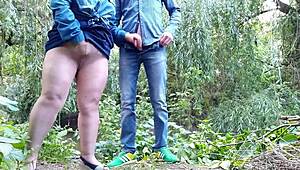 Suas coxas grossas de meia-calça me deixaram duro sogra madura gozei te vendo punhetar ao ar livre