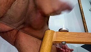 Hej, pri mačehi sem prišel v tuš z ogromnim kurcem - zelo tvegano drkanje 😏