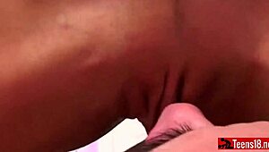 mand, jeg elsker hvordan den mandige fyr håndterer os to hede blondiner der rider ham i sengen