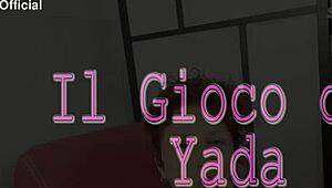 빨간머리 MILF가 침대에서 딜도 쥐고 솔로 자위, 작은 18+ 젖가슴 천천히 애무