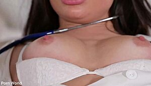 Underdanig sygeplejerske Martina Smeraldi udholder BDSM DP boring med anal fistning på klinik