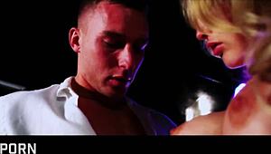 Grote tieten blonde Britse MILF krijgt sensuele seks in pub met koppel neuken, rijden en zaad op tieten 😍