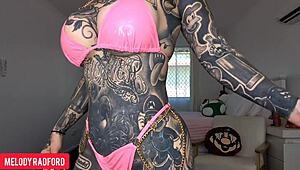 Deze curvy milf past slutty micro bikini aan voor twerken, dan easter bunny lingerie voor haul