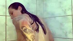 Ama de casa punk brasileña baila y juega con su culo apretado bajo la ducha