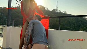 Stijlvolle geile ladyboy met grote pik in rood domineert en neukt magere client