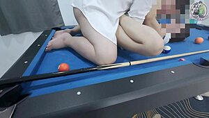 Esa tailandesa insinúa subirse a la mesa de billar para acción intensa en uniforme