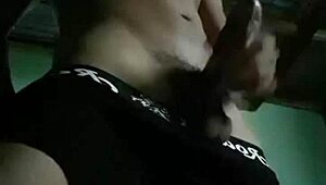 Colombiaanse babe masturbeert en spuit, wensend dat jij er was om het op te vangen