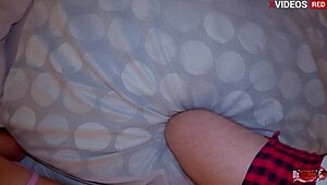 Madrastra pede massagem nas costas pro enteado mas ele desliza o pau na buceta dela e goza dentro 💦