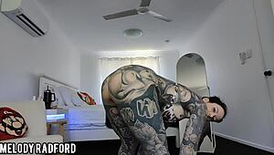 Hey, tjek denne kurvede milf der prøver bikinis med en led butt plug indeni