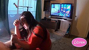 Tentação sutil enquanto ganha no Fortnite com pegada safada