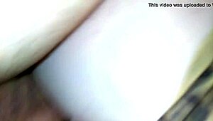 시트 아래 아내 박는 중 끊임없는 방해 무슨 일?