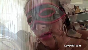 Trans pauzuda domina o cara numa sessão foda e bruta