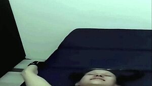 お尻突き出せよ、スラット。スパンキングして濡れたマンコを指マンしてから激しくファックするぞ！