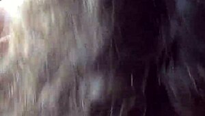 Güzel kalçalı beyaz hatun ağzına boşalana dek sakso çekiyor