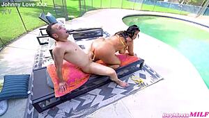 멋진 거유 밀프 카일라니 카이 풀사이드에서 날 잡아 흠뻑 젖게 함!