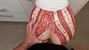 Hei, välittääkö tämä kurvikas palvelijatar jos taivutan hänet keittiössä nopeaan creampieen?