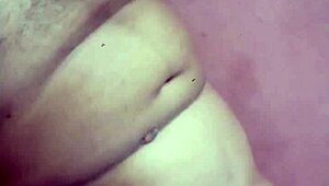 Adik tiri saya lupa tutup pintu semasa tukar baju di biliknya