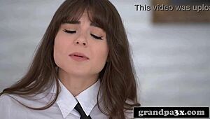 La adolescente morena de 18+ súper caliente le rogó a su bisabuelo un aventón a la escuela. Él le dio una follada perrito dura.