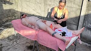 Massagem de Pau Grande sem Camisinha ao Ar Livre com MILF Mamãe Recebendo Boquete na Xana Molhada e Ação de Pau Monstro Enorme em Detalhes Específicos