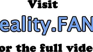 人種間ファックされたミルフがクックルドでデカ尻をバックとミッショナリーで曲げる