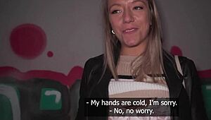 Public agent ziet blonde Franse chick vingeren op straat en neukt haar hardcore pov pijp buiten