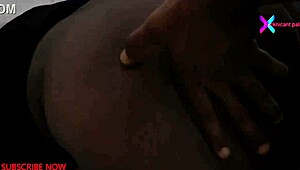 Hey, yatağını topluyordum ki bu misafir büyük ebony kıçımı sertçe tokatlamaya başladı 😈