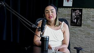 Dia selalu suka seks anal dan nikmati BDSM, mahu lakukannya dengan 8 lelaki - Nands Ninfetinha dalam lingerie merah nipis