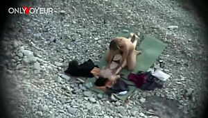 Плажов вуайорист показва бикини гащички преди външно каубой яздене и сперма на дупе