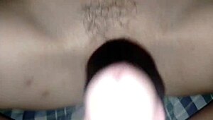 No puedo creer que este doctor pervertido me esté frotando y tocando el coño virgen así.