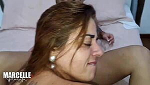 Spierbundel Braziliaanse atleet met grote kont en gepiercete tepels in intense interracial neukpartij