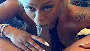 이 큰 흑인 자지를 깊숙이 빨아대며 게거하고 침 튀겨요, 예쁜 에보니가 말해