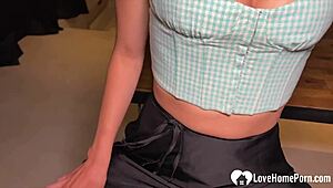 ¿Puedes con doble penetración en esta morena tatuada en vaquera y perrito con corrida y squirt en mmf grupal?