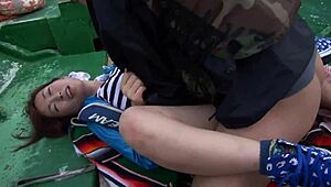 เกมญี่ปุ่นร้อนมีคู่รักสองคู่เย็ดมิชชันนารีและคาวเกิร์ลในเรือแล้วครีมพายในรถ