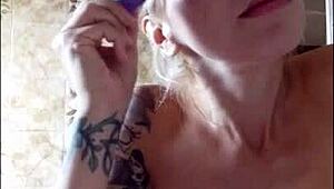 メイクしながらゲップするのが好き、このカジュアルな瞬間