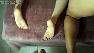 En este trío casero, mi hermanastra y su amiga ofrecen culos grandes para corridas en perrito POV