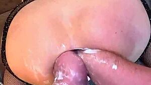 Blondi milf tekee extreme anaali venyttelyä kotona isolla dildolla ja fistingillä.