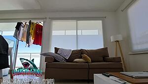 シングルのベネズエラ人母親が初めてのホームメイドポルノでコンドームなしで騎乗位