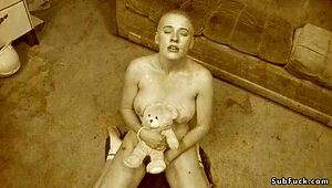 Я завожу эту стриженую блондинку в bondage для двойного проникновения в дикой групповухе оргии.