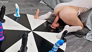 Kleine stiefzus rijdt op dikke dildo's voor dubbel penetratie orgasme in ruige anale actie