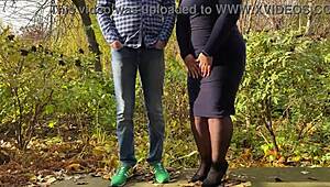 Ehi, hai beccato suocera sgattaiolare fuori a fare pipì in lingerie sexy e tacchi?