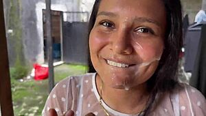 Dio mio, la studentessa pubblica lascia che il professore la scopi dopo averla beccata con i vestiti nel cortile!