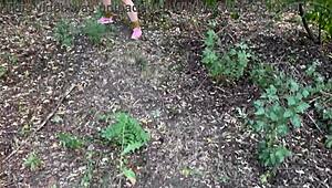 Я так возбужден, глядя, как эта похотливая милф мастурбирует на улице и получает сперму на беременный живот