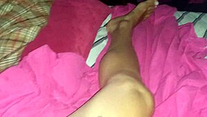 Ligger i sängen med bustig blond trans-milf, hon deepthroatar min kuk sen ber hon om missionärs knull på söndag