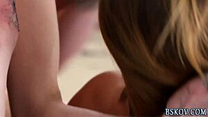 Эй, эта порнозвезда жадно жрет пизду 18-летней сучки в мощном кунилингусе