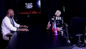 Dia Dedahkan Mainan Seks Kegemarannya Untuk Permainan Anal Dan Tatu Dada Dalam Pakaian Lutsinar - Nath Wolowski